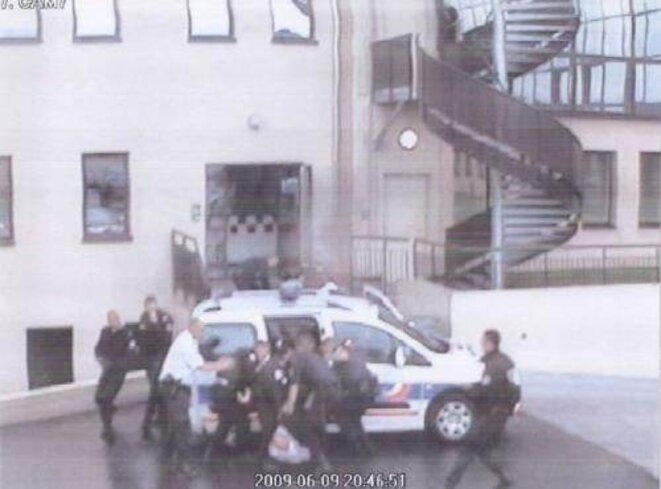 L'extraction du véhicule de police d'Ali Ziri filmée par une caméra du commissariat. L'extraction du véhicule de police d'Ali Ziri filmée par une caméra du commissariat.